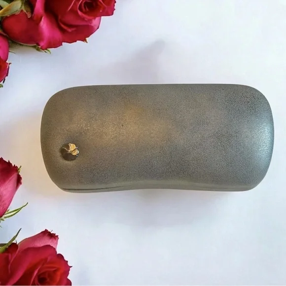 CHANEL | Accessories | Chanel Gray Leather Clamshell Large  display picture 3